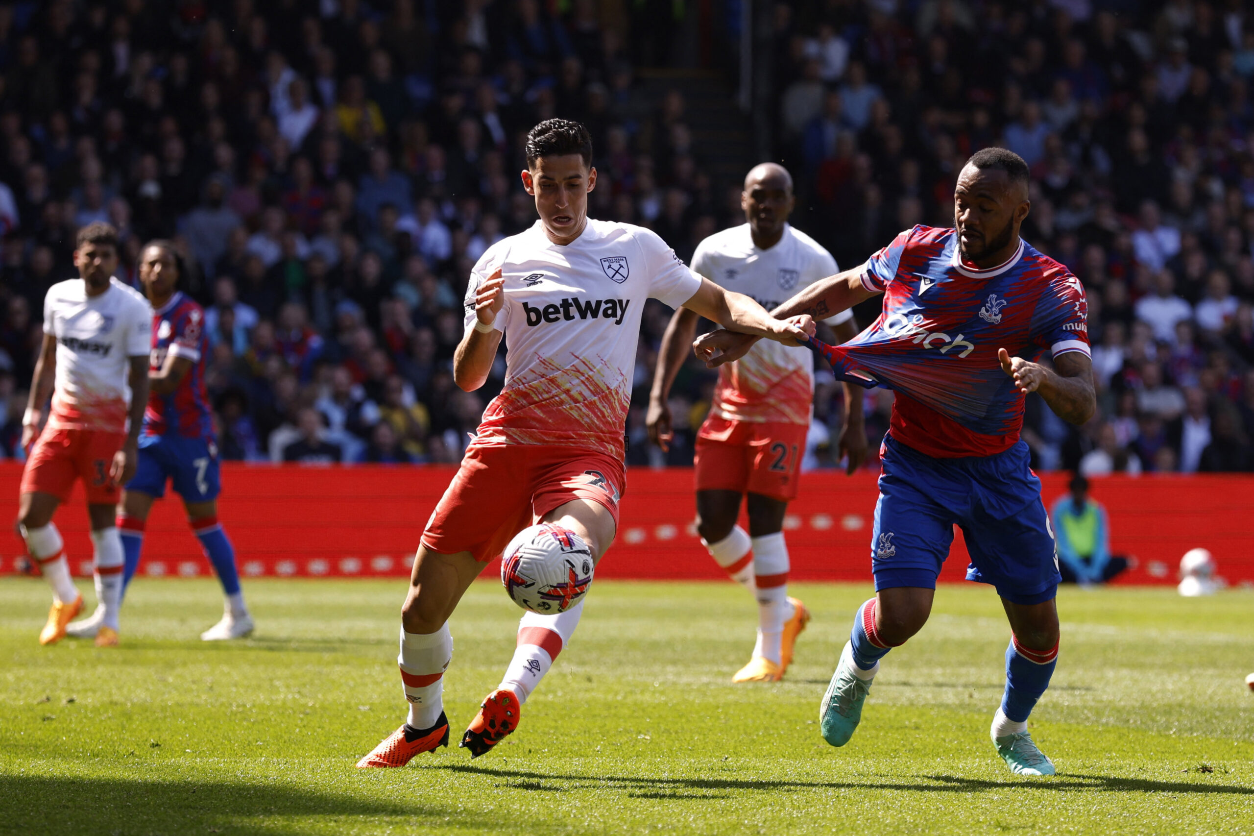 image.title Crystal Palace hold on to beat West Ham in - thriller  Reuters image