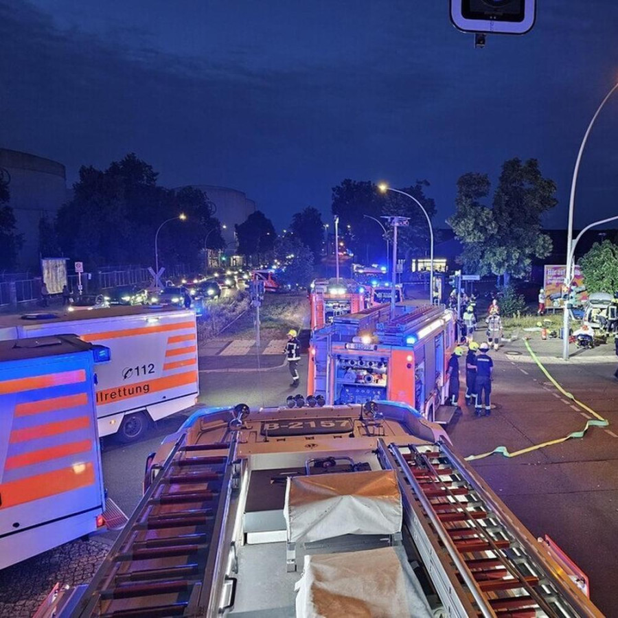 image.title Fünf Verletzte bei Unfall in Berlin-Rudow: Feuerwehr muss Mensch  image