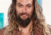 Jason Momoa Entspannt Und Lässig: Ein Blick Auf Seinen Lässigen Stil