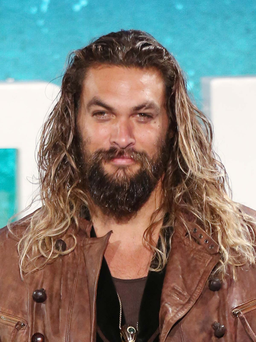 Jason Momoa Entspannt Und Lässig: Ein Blick Auf Seinen Lässigen Stil