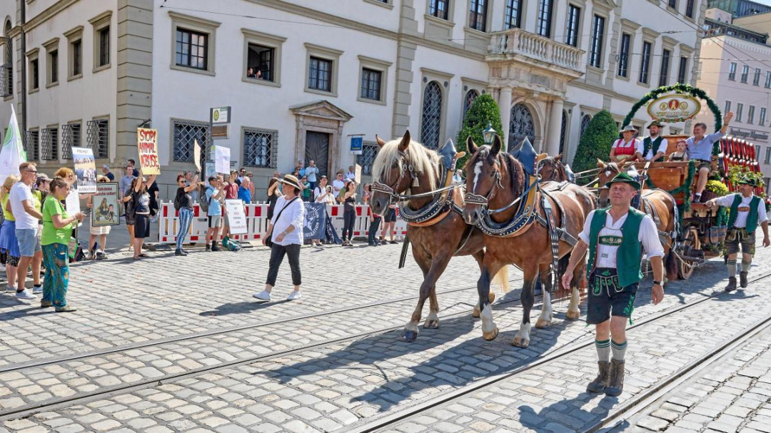 image.title Pferde-Protest, Tradition, Sonne pur: So lief der Plärrerumzug in  image