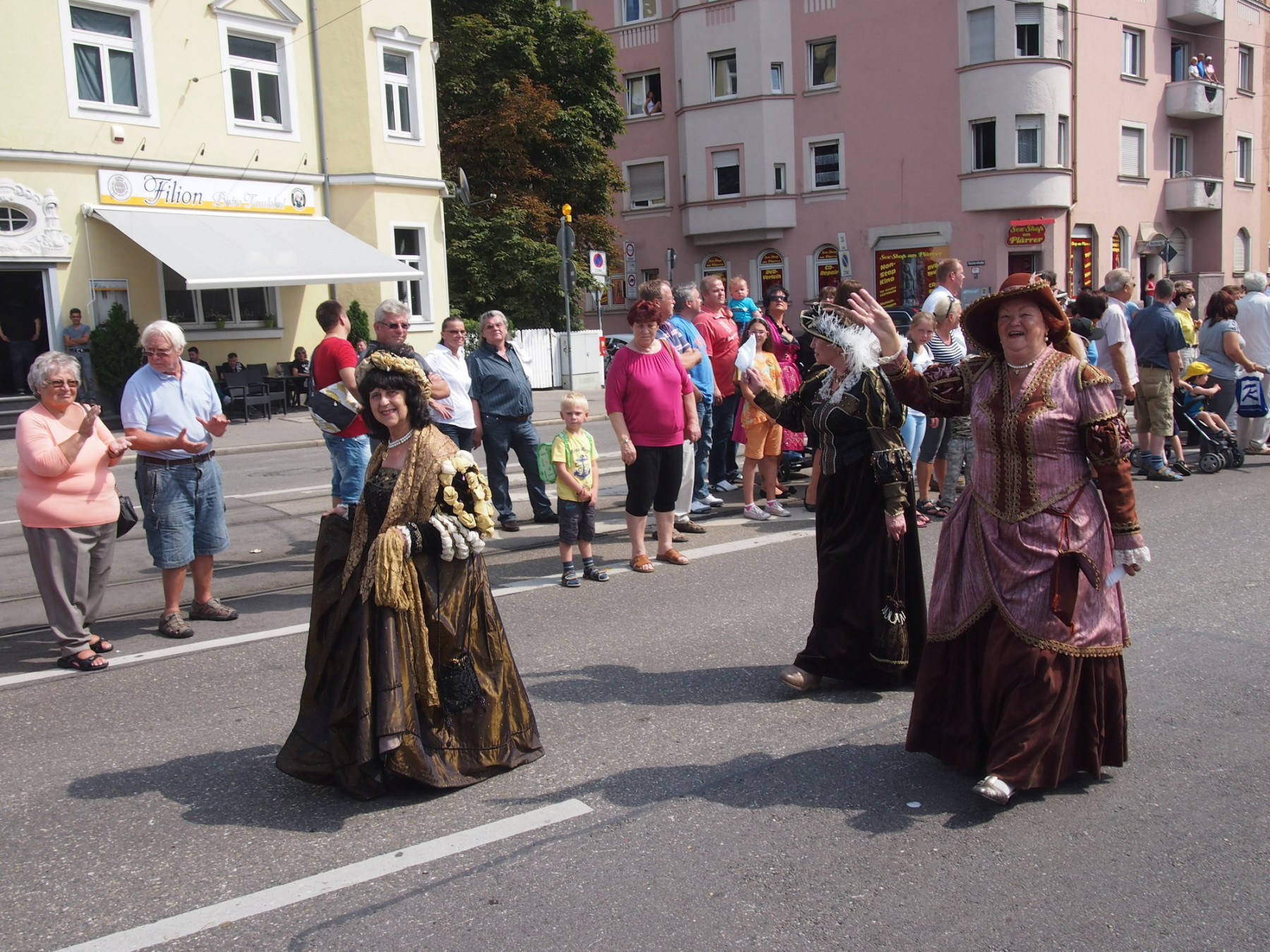 image.title Plärrerumzug sorgt für Straßensperrung in Augsburg - bbschwaben.de image