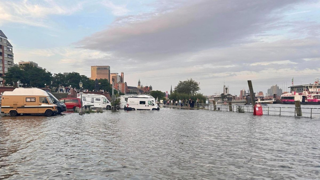 image.title Sturmflut in Hamburg: Land unter und Hochwasser am Fischmarkt image