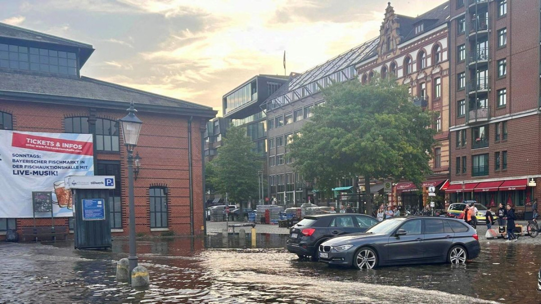 image.title Sturmflut in Hamburg: Land unter und Hochwasser am Fischmarkt image